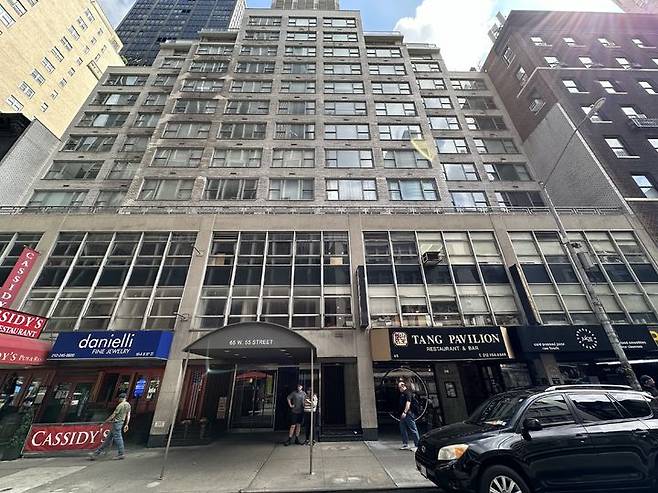 [서울=뉴시스] 반도건설이 미국 뉴욕 맨해튼 미드타운 주상복합아파트의 사무실을 주택으로 리모델링한다. 사진은 반도건설이 매입한 뉴욕 맨해튼 중심가 미드타운에 위치한 55th 주상복합아파트 건물의 모습. (사진=반도건설 제공) 2025.07.09. photo@newsis.com  *재판매 및 DB 금지