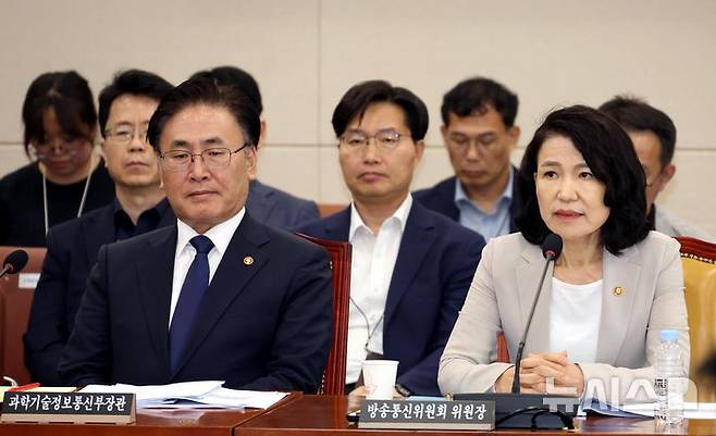 [서울=뉴시스] 조성봉 기자 = 이진숙 방송통신위원장이 7일 오후 서울 여의도 국회에서 열린 과학기술정보방송통신위원회 전체회의에서 방송 3법(방송법·방송문화진흥회법·한국교육방송공사법)관련 의원의 질의에 답변하고 있다.왼쪽은 유상임 과학기술정보통신부 장관. 2025.07.07. suncho21@newsis.com