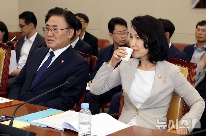 [서울=뉴시스] 조성봉 기자 = 이진숙 방송통신위원장이 7일 오후 서울 여의도 국회에서 열린 과학기술정보방송통신위원회 전체회의에서 물을 마시고 있다. 왼쪽은 유상임 과기정통부 장관. 2025.07.07. suncho21@newsis.com