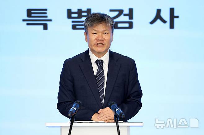 [서울=뉴시스] 조성우 기자 = 김건희 여사 의혹을 수사하는 민중기 특별검사팀의 문홍주 특검보가 지난 7일 서울 종로구 KT광화문빌딩 웨스트에 마련된 사무실에서 정례 브리핑을 마친 뒤 취재진 질문에 답하고 있다.  2025.07.09. xconfind@newsis.com