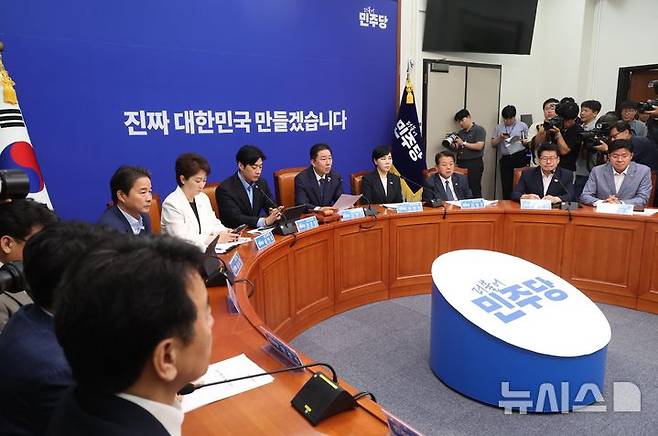 [서울=뉴시스] 조성봉 기자 = 김병기 더불어민주당 당대표 직무대행 겸 원내대표가 9일 오전 서울 여의도 국회에서 열린 최고위원회의에서 발언을 하고 있다. 2025.07.09. suncho21@newsis.com