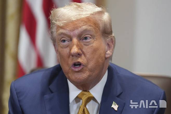 [워싱턴=AP/뉴시스] 8일(현지 시간) 월스트리트저널, 뉴욕타임스 등 외신에 따르면 트럼프 행정부는 상호관세 부과 유예 기한을 이달 9일에서 8월 1일로 3주 미룬데 이어 구리 수입품에 50%, 의약품에 200%의 관세를 부과하겠다고 밝혔다. 사진은 도널드 트럼프 미국 대통령. 2025.07.09.