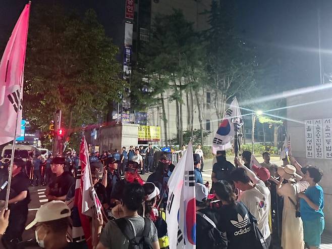 [서울=뉴시스] 윤석열 전 대통령 지지자들이 9일 오후 9시께 서울 서초구 서울중앙지법 동관 앞에서 윤 전 대통령이 탄 호송차를 기다리며 구속영장 기각을 촉구하고 있다. 2025.07.09. photo@newsis.com *재판매 및 DB 금지