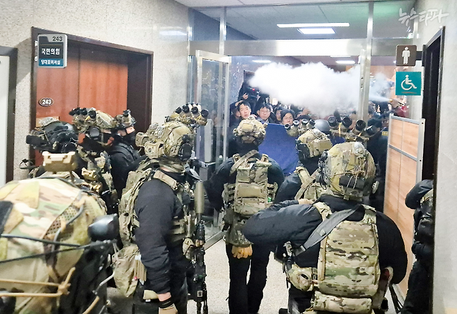 ▲지난해 12월 4일 새벽, 12.3 비상계엄 선포 직후 국회에 도착한 계엄군이 본청 진입을 시도하고 있다.&nbsp;&nbsp;