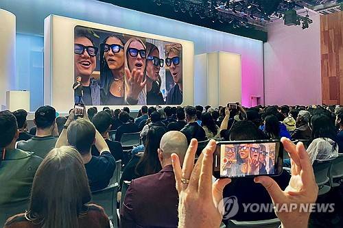 메타의 스마트 안경 '오라이언' [연합뉴스 자료사진]