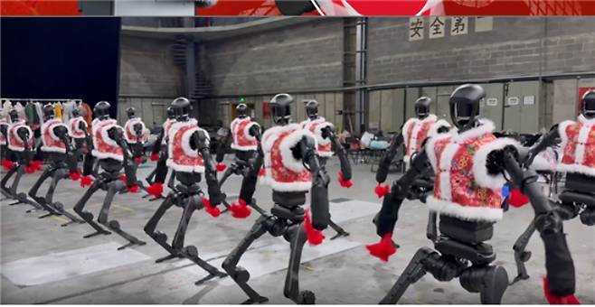 중국은 인간형(휴머노이드) 로봇 산업을 국가 전략 차원에서 육성하고 있다.&nbsp;사진은 중국의 로봇 기업 유니트리가 만든 휴머노이드들이 지난 1월 춘제 명절을 맞아 군무를 하는 모습. 유니트리 홈페이지 캡처