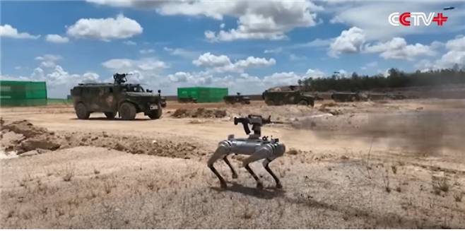 중국 인민해방군이 네 발 달린 개로봇을 동원해 훈련을 하는 모습. 이 영상은&nbsp;지난해 5월 중국 국영 매체인 CCTV가 유튜브에 올려 놓은 것으로, 중국 군이 캄보디아에서 현지 군과 합동 훈련을 하는 모습 중 일부이다.  중국 CCTV 유튜브 동영상 캡처