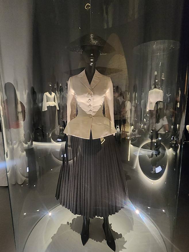 디올이 구현한 여성성의 상징인 '뉴 룩(New Look)'이 등장한다.   허리선을 강조한 재킷 바(BAR)와 발목까지 내려오는 풍성한 스커트는 제2차 세계대전 후 침체된 시대를 사는 여성의 아름다움을 회복시킨 혁신적인 스타일로 자리잡았다. 곽인숙 기자