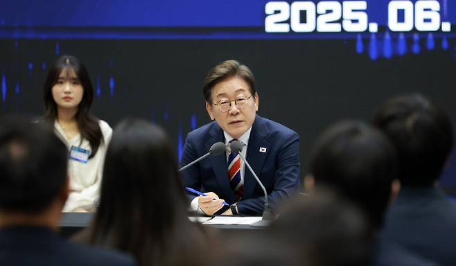 이재명 대통령이 11일 서울 영등포구 한국거래소에서 열린 주식시장 불공정거래 근절을 위한 현장 간담회에서 참석자 질문에 답하고 있다. 연합뉴스