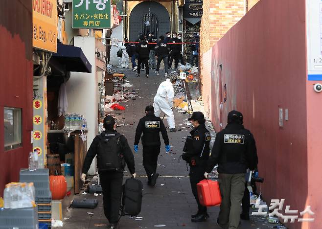 서울 용산구 이태원 압사 참사 현장에서 합동감식하는 장면. 류영주 기자
