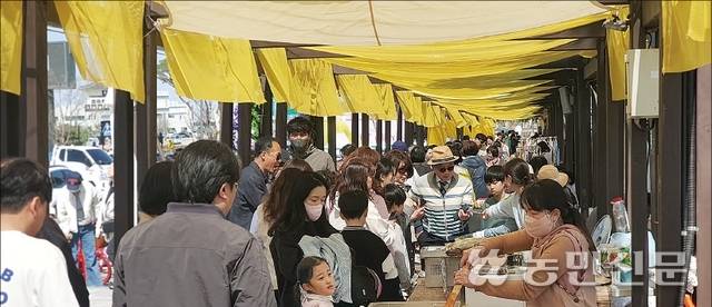 뚝방마켓이 열리자 노란 천막 아래로 주민·판매자·관광객이 북적인다. 곡성=김원철 프리랜서 기자