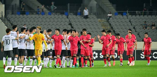 [OSEN=용인, 조은정 기자]2025년에도 '공한증'은 이어진다. 홍명보호가 무더위를 뚫고 시원한 대승을 거뒀다.&nbsp;홍명보 감독이 이끄는&nbsp;대한민국 축구대표팀은&nbsp;7일 오후 8시 용인 미르스타디움에서 열린&nbsp;2025&nbsp;동아시아축구연맹(EAFF) E-1 챔피언십(동아시안컵) 개막전에서 중국을 3-0으로 꺾었다.경기 종료 후 한국 축구 대표팀이 중국 대표팀과 인사하고 있다. 2025.07.07 /cej@osen.co.kr