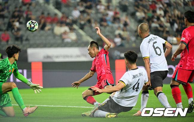 [OSEN=용인, 조은정 기자]7일 경기 용인시 용인 미르 스타디움에서 2025 동아시아 축구연맹(EAFF) E-1 챔피언십(동아시안컵) 대한민국 남자 축구 대표팀과 중국의 개막전이 열렸다.한국은 중국과 첫 경기를 시작으로 11일 홍콩, 15일 일본과 격돌한다. 경기는 모두 용인에서 치러지며 3경기 성적에 따라 그대로 최종 순위가 결정된다.후반 한국 문선민의 슛이 막히고 있다. 2025.07.07 /cej@osen.co.kr