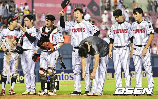 [OSEN=잠실, 박준형 기자] 프로야구 LG 트윈스가 키움 히어로즈를 꺾고 단독 2위 자리를 지켰다.&nbsp;LG는&nbsp;8일 서울 잠실구장에서 열린 2025 KBO리그 키움과 경기에서 4-3 역전승을 거뒀다. LG는 2위 자리를 수성했다.&nbsp;경기종료 후 선발투수 임찬규가 팬들에게 인사를 하고 있다. 2025.07.08 /  soul1014@osen.co.kr