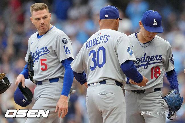 [사진] LA 다저스 데이브 로버츠 감독(가운데)이 야마모토 요시노부(오른쪽)를 교체하고 있다. ⓒGettyimages(무단전재 및 재배포 금지)