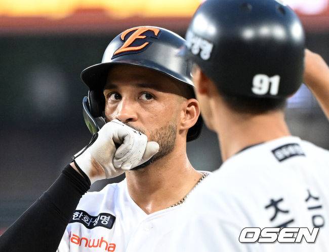 [OSEN=대전, 이대선 기자] 8일 오후 대전 한화생명볼파크에서 2025 신한 SOL Bank KBO리그 한화 이글스와 KIA 타이거즈의 경기가 열렸다.한화는 문동주, KIA는 윤영철을 선발로 내세웠다.3회말 무사 1루에서 한화 리베라토가 우전 안타를 치고 환호하고 있다. 2025.07.08 /sunday@osen.co.kr
