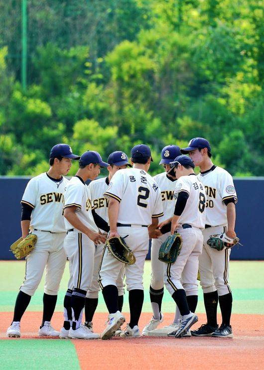 대한야구소프트볼협회는 연일 계속되는 폭염 속에서 고교야구 선수들의 건강과 안전을 최우선 가치로 두고, 제80회 청룡기 전국고교야구선수권대회 겸 주말리그 왕중왕전 운영 방식을 일부 조정했다. 위 사진은 청룡기 16강전을 치른 세원고. / 세원고