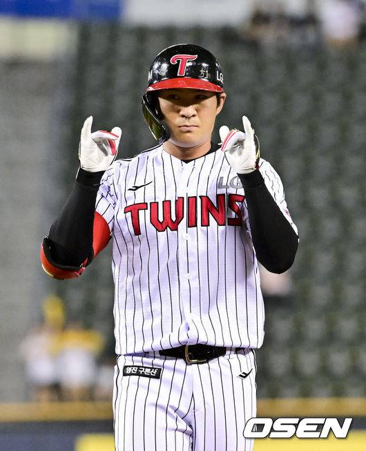 [OSEN=잠실, 박준형 기자] 8일 오후 서울 잠실구장에서 ‘2025 신한 SOL BANK KBO리그’ LG 트윈스와 키움 히어로즈의 경기가 진행됐다.이날 경기에서 LG는 임찬규(8승 3패)를, 키움은 하영민(6승 8패)을 선발투수로 내세웠다.8회말 무사 1루 LG 오지환이 안타를 날린뒤 세리머니를 하고 있다.  2025.07.08 /  soul1014@osen.co.kr