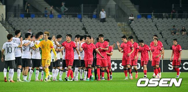 [OSEN=용인, 조은정 기자]2025년에도 '공한증'은 이어진다. 홍명보호가 무더위를 뚫고 시원한 대승을 거뒀다.&nbsp;홍명보 감독이 이끄는&nbsp;대한민국 축구대표팀은&nbsp;7일 오후 8시 용인 미르스타디움에서 열린&nbsp;2025&nbsp;동아시아축구연맹(EAFF) E-1 챔피언십(동아시안컵) 개막전에서 중국을 3-0으로 꺾었다.경기 종료 후 한국 축구 대표팀이 중국 대표팀과 인사하고 있다. 2025.07.07 /cej@osen.co.kr