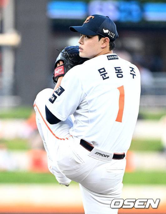 [OSEN=대전, 이대선 기자] 8일 오후 대전 한화생명볼파크에서 2025 신한 SOL Bank KBO리그 한화 이글스와 KIA 타이거즈의 경기가 열렸다.한화는 문동주, KIA는 윤영철을 선발로 내세웠다.1회초 무사에서 한화 선발투수 문동주가 역투하고 있다. 2025.07.08 /sunday@osen.co.kr