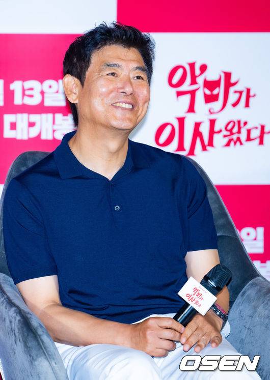 [OSEN=민경훈 기자] 9일 오전 서울 용산구 CGV 용산아이파크몰에서 영화 '악마가 이사왔다' 제작보고회가 열렸다.영화 '악마가 이사왔다'(이상근 감독)는 새벽마다 악마로 깨어나는 '선지'(임윤아 분)를 감시하는 기상천외한 아르바이트를 하게 된 청년 백수 '길구'(안보현)의 영혼 탈탈 털리는 이야기를 담은 악마 들린 코미디다.배우 성동일이 미소짓고 있다. 2025.07.09 / rumi@osen.co.kr