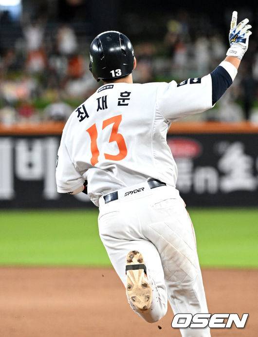 [OSEN=대전, 이대선 기자] 9일 오후 대전 한화생명볼파크에서 2025 신한 SOL Bank KBO리그 한화 이글스와 KIA 타이거즈의 경기가 열렸다.한화는 문동주, KIA는 양현종 선발로 내세웠다.4회말 2사 1,3루에서 한화 최재훈이 좌월 스리런 홈런을 치고 환호하고 있다. 2025.07.08 /sunday@osen.co.kr