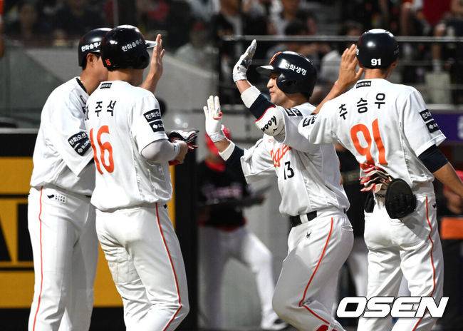 [OSEN=대전, 이대선 기자] 9일 오후 대전 한화생명볼파크에서 2025 신한 SOL Bank KBO리그 한화 이글스와 KIA 타이거즈의 경기가 열렸다.한화는 문동주, KIA는 양현종 선발로 내세웠다.4회말 2사 1,3루에서 한화 최재훈이 좌월 스리런 홈런을 치고 환호하고 있다. 2025.07.08 /sunday@osen.co.kr