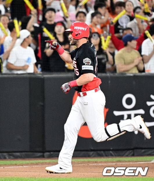 [OSEN=대전, 이대선 기자] 9일 오후 대전 한화생명볼파크에서 2025 신한 SOL Bank KBO리그 한화 이글스와 KIA 타이거즈의 경기가 열렸다.한화는 문동주, KIA는 양현종 선발로 내세웠다.8회초 무사에서 KIA 위즈덤이 좌월 솔로 홈런을 치고 환호하고 있다. 2025.07.08 /sunday@osen.co.kr