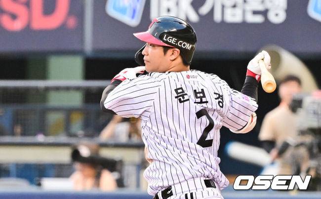 [OSEN=잠실, 박준형 기자] 9일 오후 서울 잠실구장에서 ‘2025 신한 SOL BANK KBO리그’ LG 트윈스와 키움 히어로즈의 경기가 진행됐다.이날 경기에서 LG는 손주영을, 키움은 정현우를 선발투수로 내세웠다. 3회말 무사 2루 LG 문보경이 1타점 적시타를 날리고 있다.  2025.07.09 /  soul1014@osen.co.kr