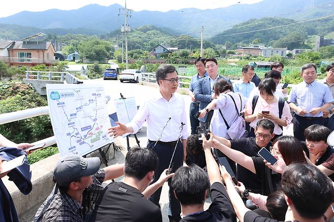 8일 오후 김동연 경기도지사가 양평군 양서면 청계리 54-1의 서울∼양평고속도&nbsp;원안 종점부 현장을 방문해 기자들의 질문에 답변하고 있다. 경기도 제공