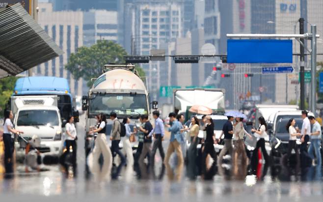 서울 영등포구 여의대로에 아지랑이가 피어오르고 있다. 뉴시스