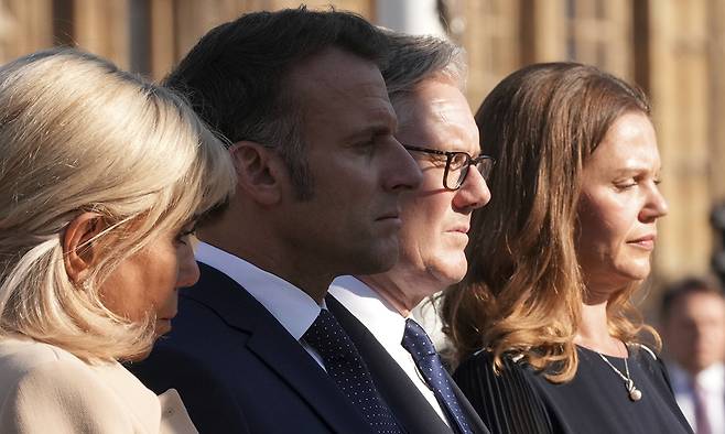 8일(현지시간) 영국을 국빈으로 방문한 에마뉘엘 마크롱 프랑스 대통령(왼쪽 두 번째)이 윈스턴 처칠 전 영국 총리 동상 앞에 화환을 바친 뒤 고인을 추모하고 있다. 왼쪽부터 브리지트 마크롱 여사, 마크롱 대통령, 키어 스타머 영국 총리, 빅토리아 스타머 여사. AP연합뉴스