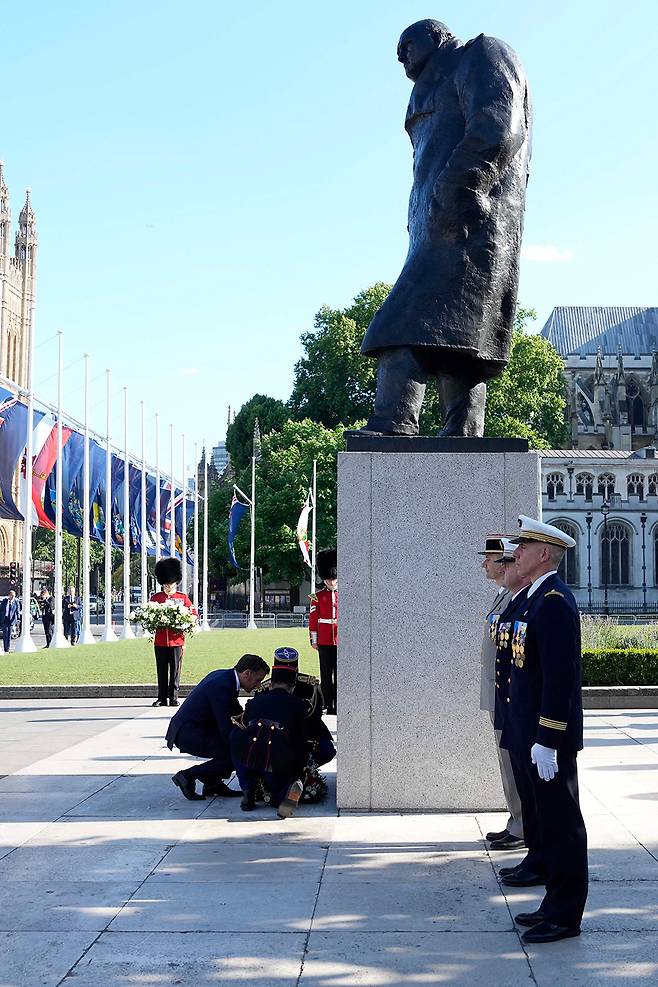 8일(현지시간) 영국을 국빈으로 방문한 에마뉘엘 마크롱 프랑스 대통령이&nbsp;윈스턴 처칠 전 영국 총리 동상 앞에 화환을 바치고 있다.&nbsp;AFP연합뉴스