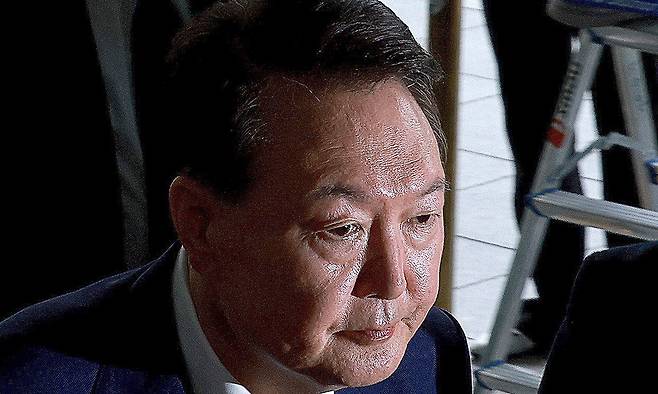 윤석열 전 대통령이 5일 내란 특검의 2차 조사를 받기 위해 조은석 특별검사팀 사무실이 있는 서울 서초구 서울고검에 출석하고 있다. 연합뉴스