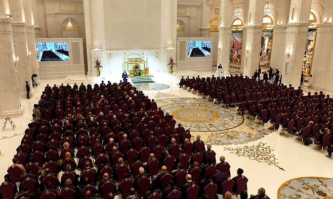 ‘하늘부모님 아래 인류 한 가족’을 실현할 평화의 전당인 천원궁 박물관 그랜드 오프닝이 ‘천원궁(天苑宮) 천일성전(天一聖殿) 입궁식’ 타이틀로 지난 4월 13일 경기도 가평에서 전 세계 40개국 의회 의장단을 비롯해 정치·종교·언론 지도자, 가정연합 회원 등 5만여 명이 참석한 가운데 거행됐다. 사진은 천원궁 박물관 그랜드 오프닝 행사장 전경.&nbsp;세계일보 자료사진