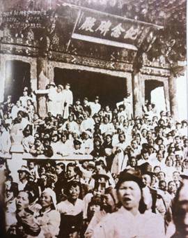 한민족은 고난의 역사를 견디면서 평화의 가치를 지켜왔다. 일제 강점기 자주독립운동의 기폭제가 된 1919년 3월1일 서울 광화문 기념비문 앞에 운집한 군중.&nbsp; 한국독립운동사연구소 제공