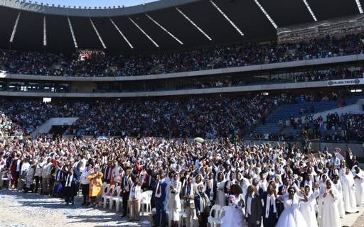 2019년 6월8일 남아프리카공화국 요하네스버그 올랜도스타디움에서 열린 ‘효정가정축복페스티벌‘ 참석자들이 환한 표정으로 손을 흔들고 있다. 가정연합 제공