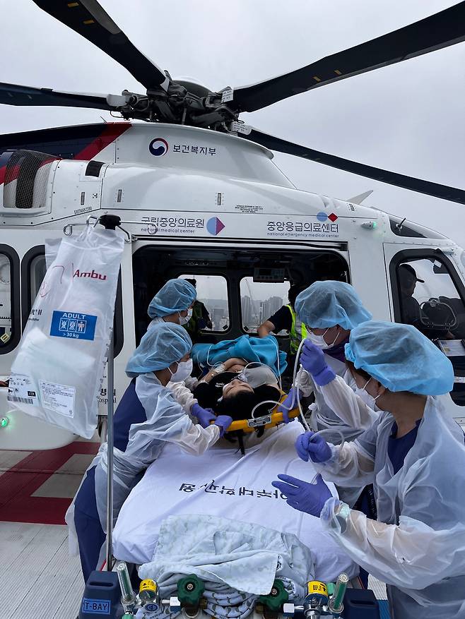 외상센터 의료진이 경기도 닥터헬기에서 환자를 인계받고 있다. 경기도 제공