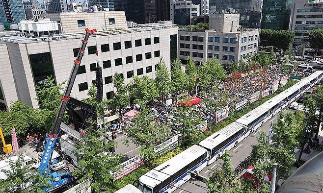 윤석열 전 대통령의 영장실질심사가 열린 9일 서초구 서울중앙지법 인근에 설치된 차벽 옆으로 윤 전 대통령 지지자들이 영장 기각을 촉구하는 집회를 열고 있다. 연합뉴스