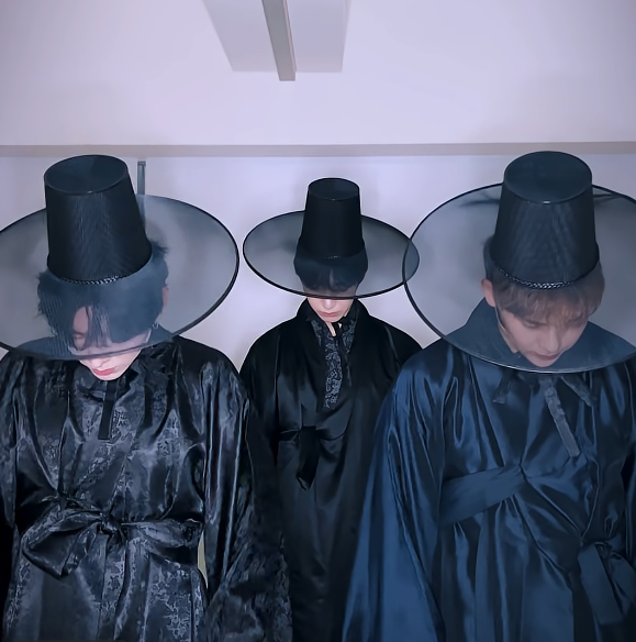 넷플릭스 '케이팝 데몬 헌터스'(KPOP Demon Hunters) 사자보이즈의 안무를 선보이는 몬스타엑스 기현, 형원, 주헌(왼쪽부터). 몬스타엑스 공식 유튜브 계정