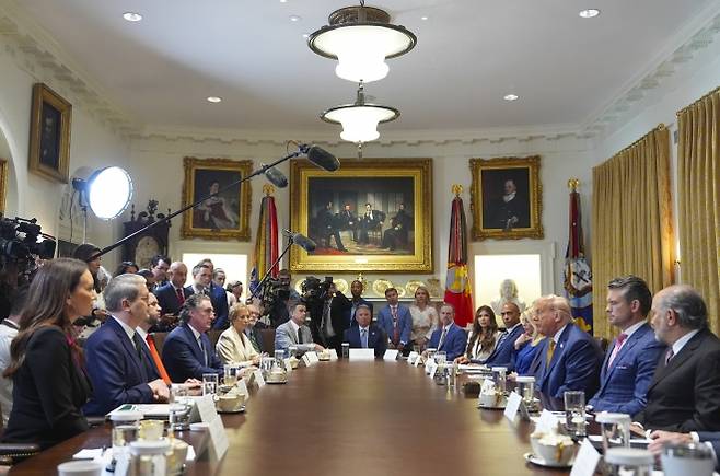 APTOPIX Trump - 도널드 트럼프 미국 대통령이 8일(현지시간) 백악관에서 열린 내각 회의에서 연설하고 있다. 2025.7.8 워싱턴 AP 연합뉴스