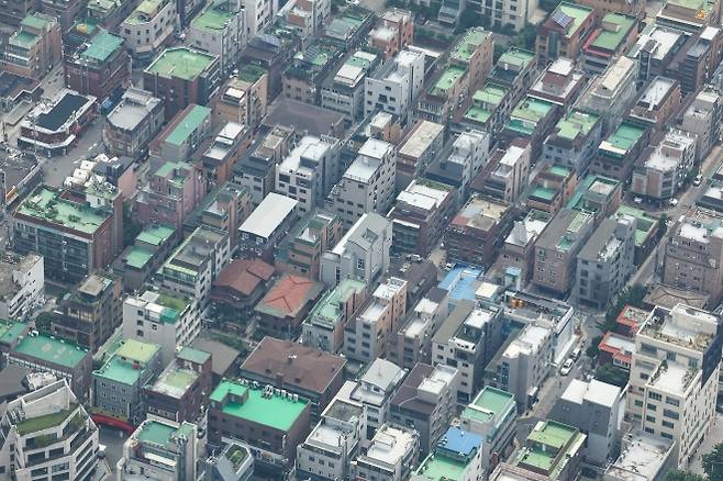 서울 송파구 롯데월드타워 전망대 서울스카이에서 바라본 서울 시내 빌라 단지의 모습. 연합뉴스