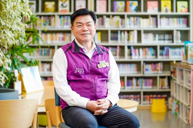 이필형 서울 동대문구청장이 지난 7일 서울신문과의 인터뷰에 앞서 도서관으로 꾸며진 구청 1층 로비에서 사진을 찍고 있다. 동대문구 제공