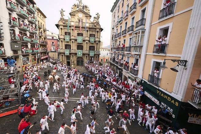 스페인 북부 팜플로나에서 열린 산 페르민 축제의 ‘엔시에로’(황소 달리기) 첫날인 7일(현지시간) 참가자들이 황소를 피해 달아나고 있다. 2025.7.7 AP 연합뉴스