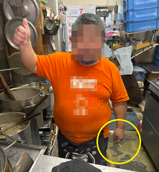 일본 도쿄 도심에 위치한 한 인기 라멘집에서 주방 내에서 직원으로 추정되는 남성이 담배를 들고 있는 모습이 담긴 사진이 온라인상에서 확산하며 논란이 일고 있다. 엑스(옛 트위터) 캡처