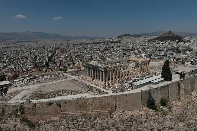 그리스 아테네의 낮 최고기온이 38도까지 치솟은 8일(현지시간) 아테네 유명 고대 유적지 아크로폴리스가 폐쇄돼 텅 비어 있다. 그리스는 폭염 피해를 막기 위해 이날 오후 1시부터 5시까지 아크로폴리스의 관광객 출입을 금지했다. 아테네 로이터 연합뉴스