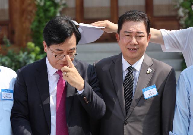 송언석 국민의힘 비상대책위원장 겸 원내대표가 8일 오전 서울 여의도 국회 사랑재에서 열린 K-바캉스 캠페인에서 김병기 더불어민주당 당대표 직무대행 겸 원내대표와 기념촬영 전 안경을 만지고 있다. 성형주 기자