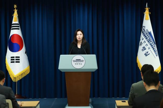 강유정 대통령실 대변인이 9일 서울 용산 대통령실 청사에서 이재명 대통령의 국무조정실 1·2차장 인선을 발표하고 있다. 연합뉴스