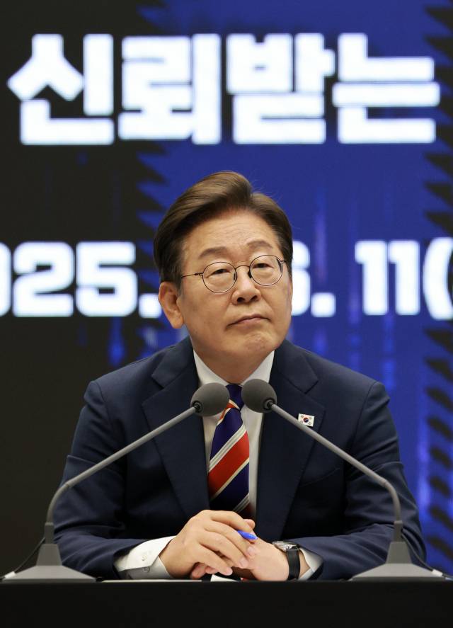 이재명 대통령이 지난달 11일 서울 영등포구 한국거래소에서 열린 주식시장 불공정거래 근절을 위한 현장 간담회에서 참석자 질문을 듣고 있다. 대통령실통신사진기자단