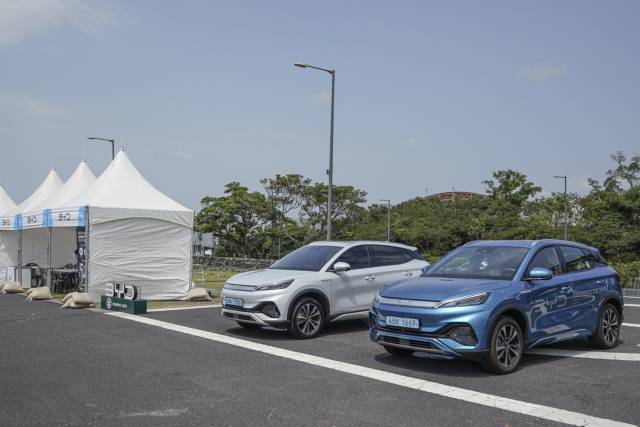 BYD의 소형 전기 스포츠유틸리티차량(SUV) 아토3가 시승을 위해 9일 제주 서귀포시 제주신화월드 주차장에 배치돼 있다. 사진제공=한국자동차기자협회